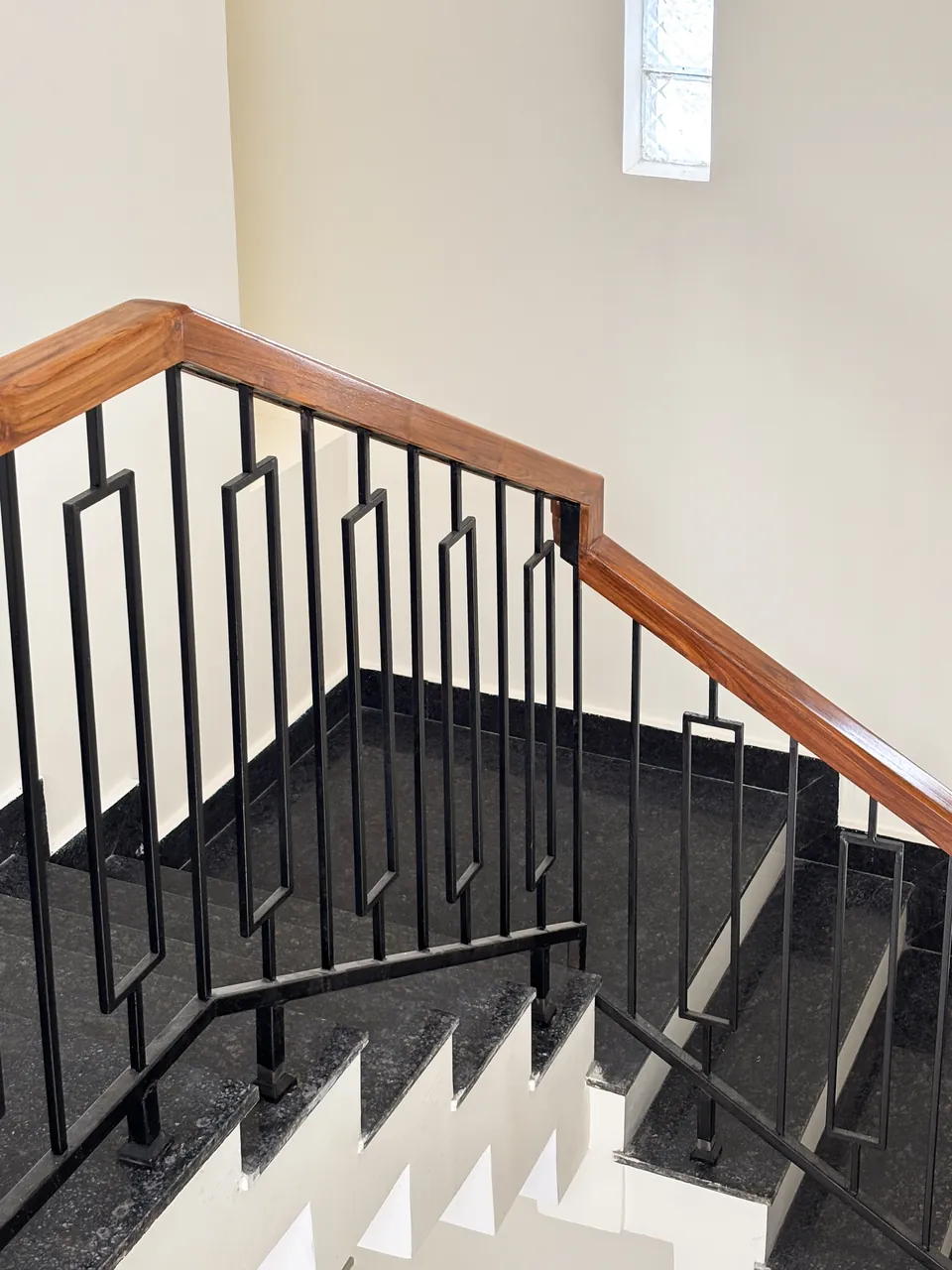 The Porthole House, staircase
